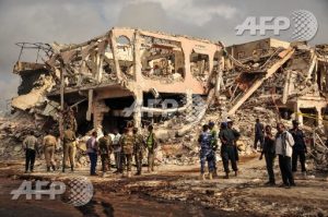 Deux véhicules piégés ont explosé à Mogadiscio.Un camion a explosé devant le carrefour K5., la déflagration a fortement endommagé plusieurs édifices et mis le feu à des dizaines de véhicules. Deux heures plus tard environ, un second véhicule a explosé dans le quartier de Medina.