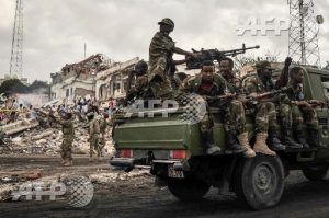 Les militaires somaliens sur les lieux de l'explosion