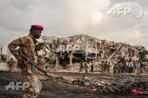 La déflagration a fortement endommagé plusieurs édifices de Mogadiscio et mis le feu à des dizaines de véhicules. Les soldats somaliens patrouillent dans les décombres pour faire état de cet effroyable attentat.