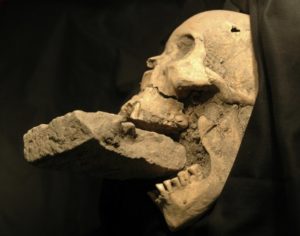 Crâne d'un présumé vampire avec une brique dans la bouche afin de l'empêcher de sucer le sang de ses victimes. Photo : France24